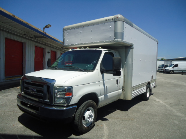 Camión con caja de 200914 ft usado a la venta
