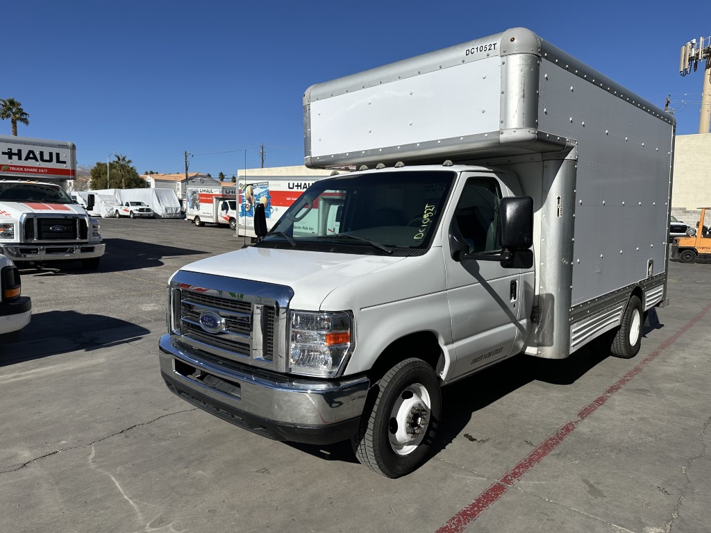 Camión con caja de 200814 ft usado a la venta