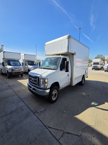 Camion usagé avec fourgon 2012 14&nbsp;pi à vendre