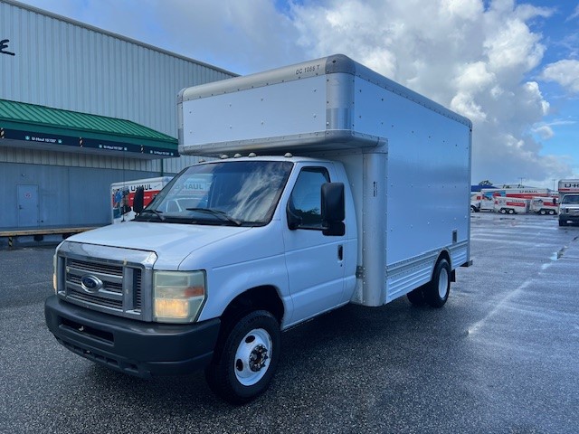 Camión con caja de 200814 ft usado a la venta