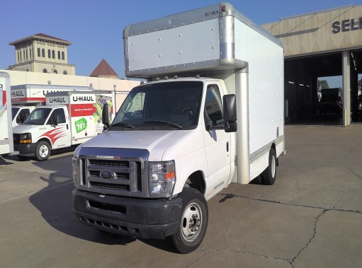 Camion usagé avec fourgon 2010 14&nbsp;pi à vendre