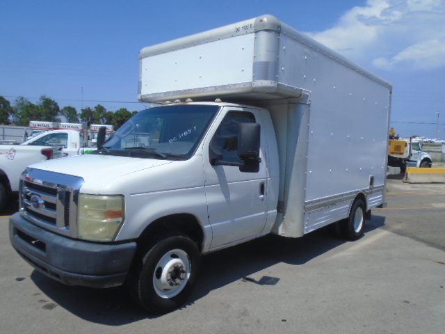 Camión con caja de 200814 ft usado a la venta