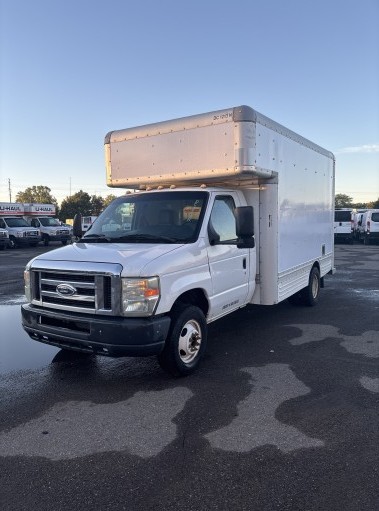 Camion usagé avec fourgon 2010 14&nbsp;pi à vendre