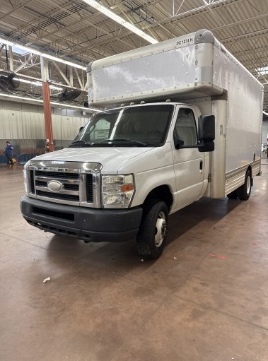 Camion usagé avec fourgon 2014 14&nbsp;pi à vendre