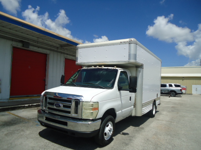 Camión con caja de 200914 ft usado a la venta