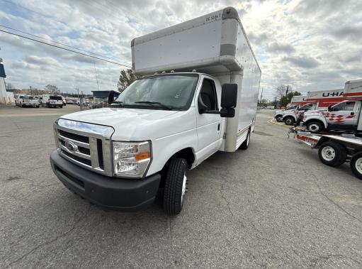 Camión con caja de 200814 ft usado a la venta