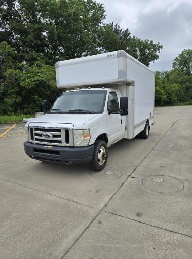 Camion usagé avec fourgon 2009 14 pi à vendre