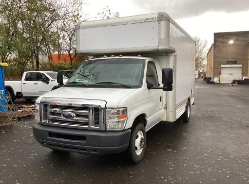 Camión con caja de 200814 ft usado a la venta