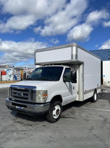 Camión con caja de 200914 ft usado a la venta