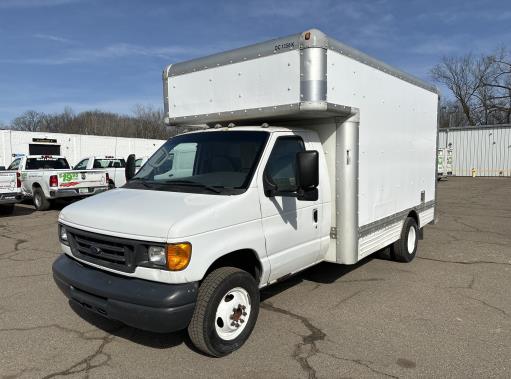 Camion usagé avec fourgon 2007 14 pi à vendre