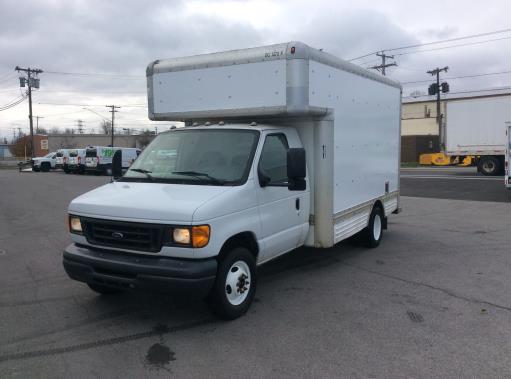 Camion usagé avec fourgon 2007 14 pi à vendre