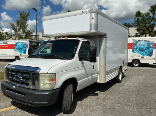 Camión con caja de 200914 ft usado a la venta