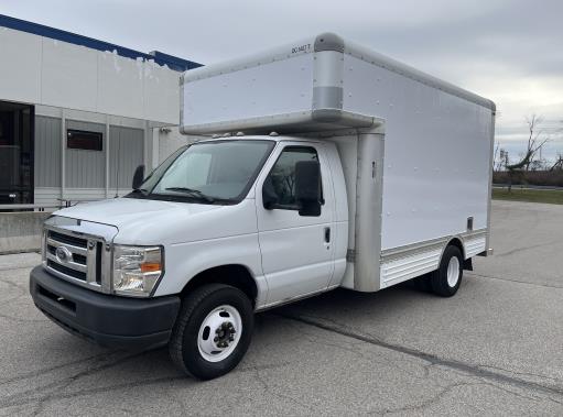 Camión con caja de 200814 ft usado a la venta