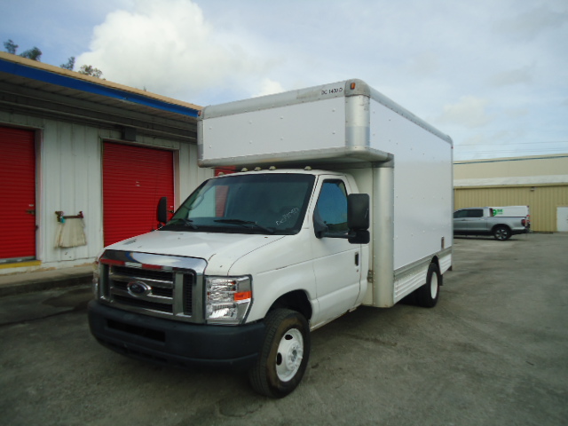 Camión con caja de 200914 ft usado a la venta