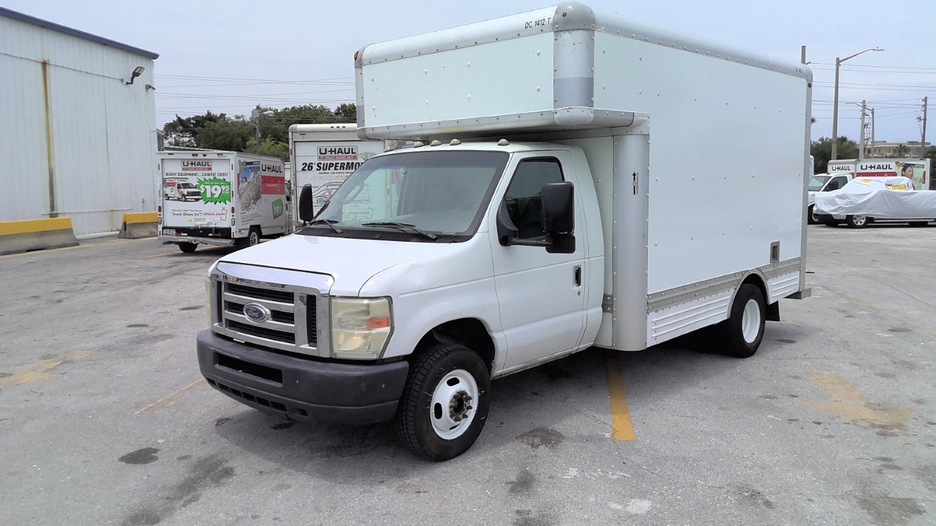 Camion usagé avec fourgon 2008 14 pi à vendre