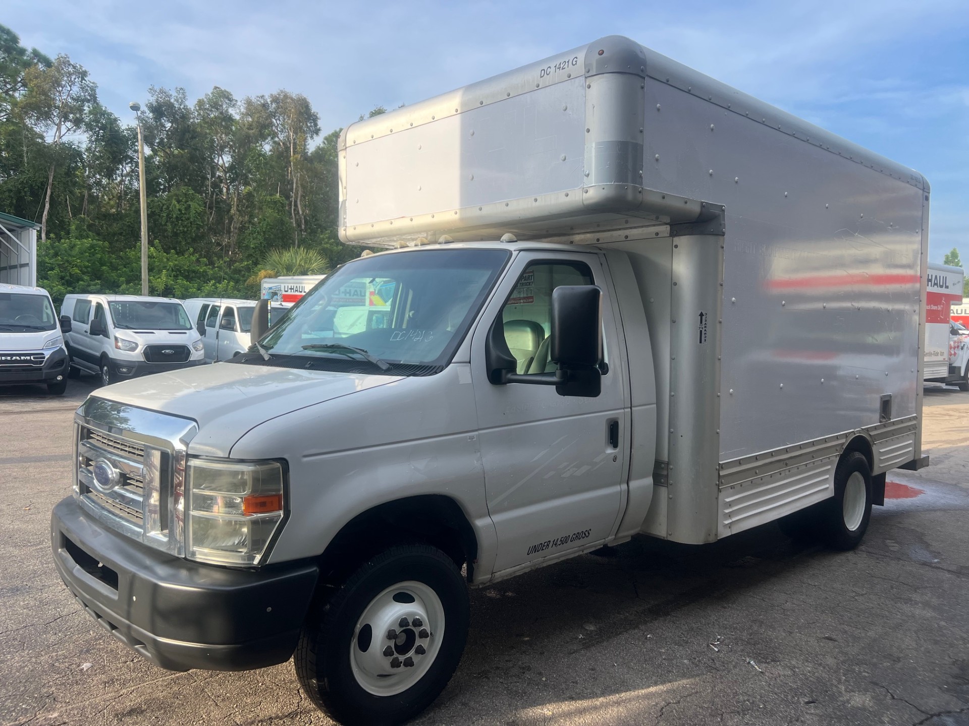 Camion usagé avec fourgon 2012 14&nbsp;pi à vendre