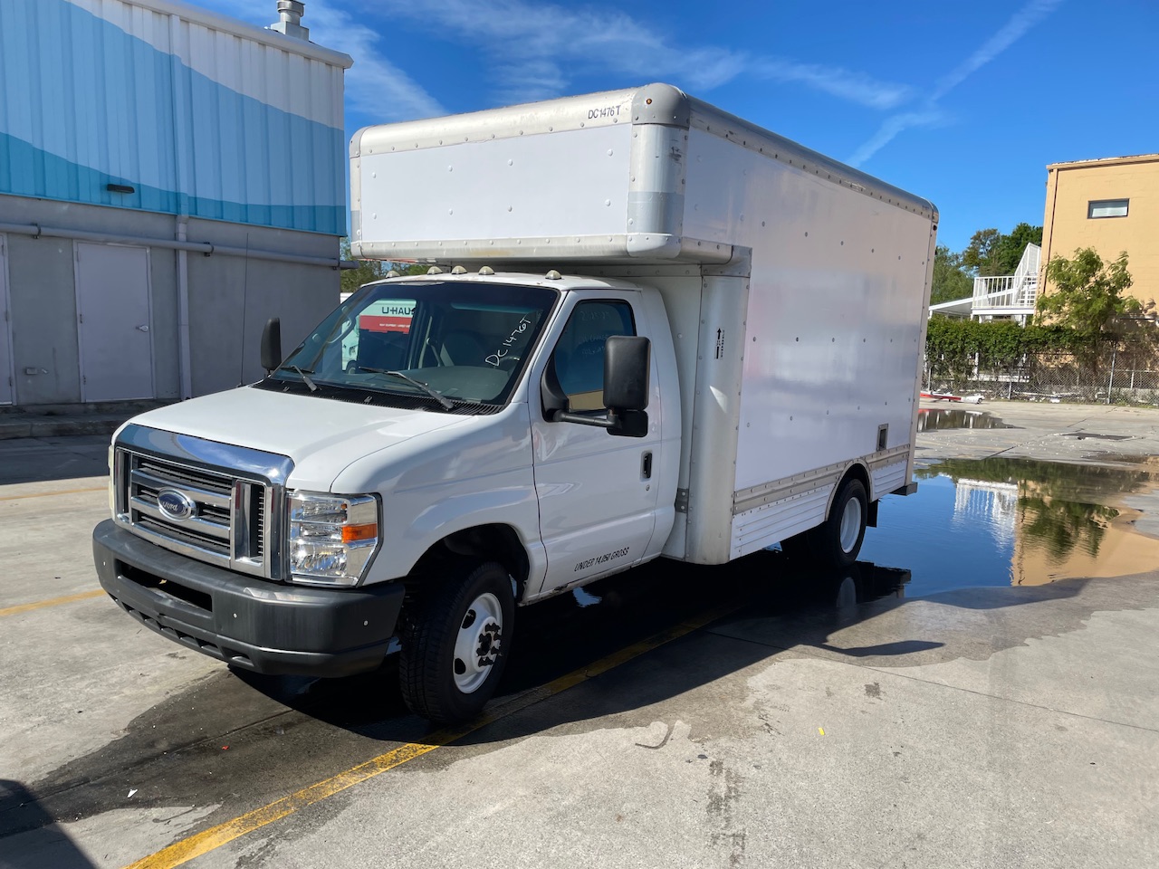 Camión con caja de 200814 ft usado a la venta