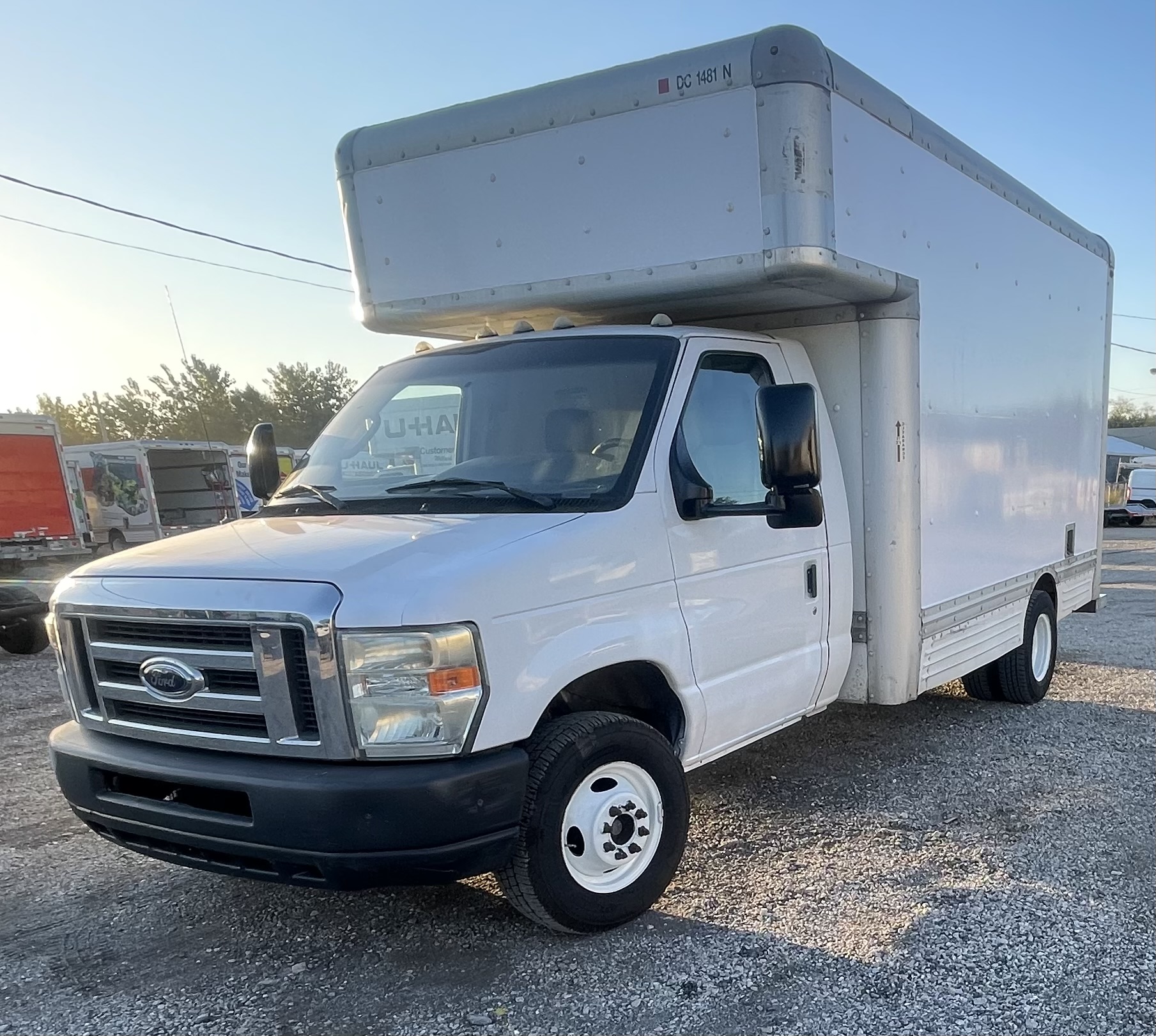 Camión con caja de 201014 ft usado a la venta
