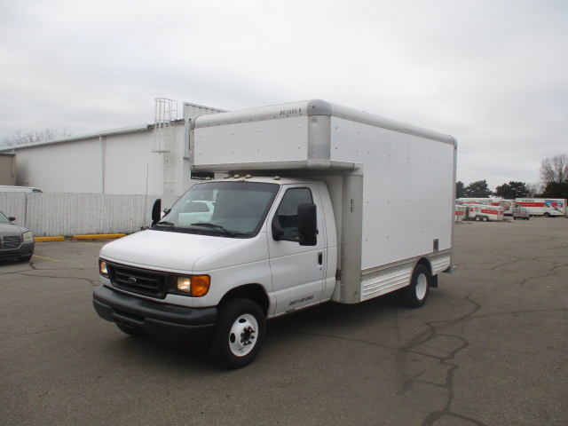 Camion usagé avec fourgon 2007 14 pi à vendre