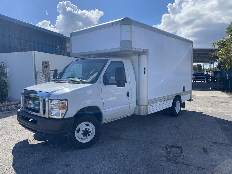 Camion usagé avec fourgon 2008 14 pi à vendre