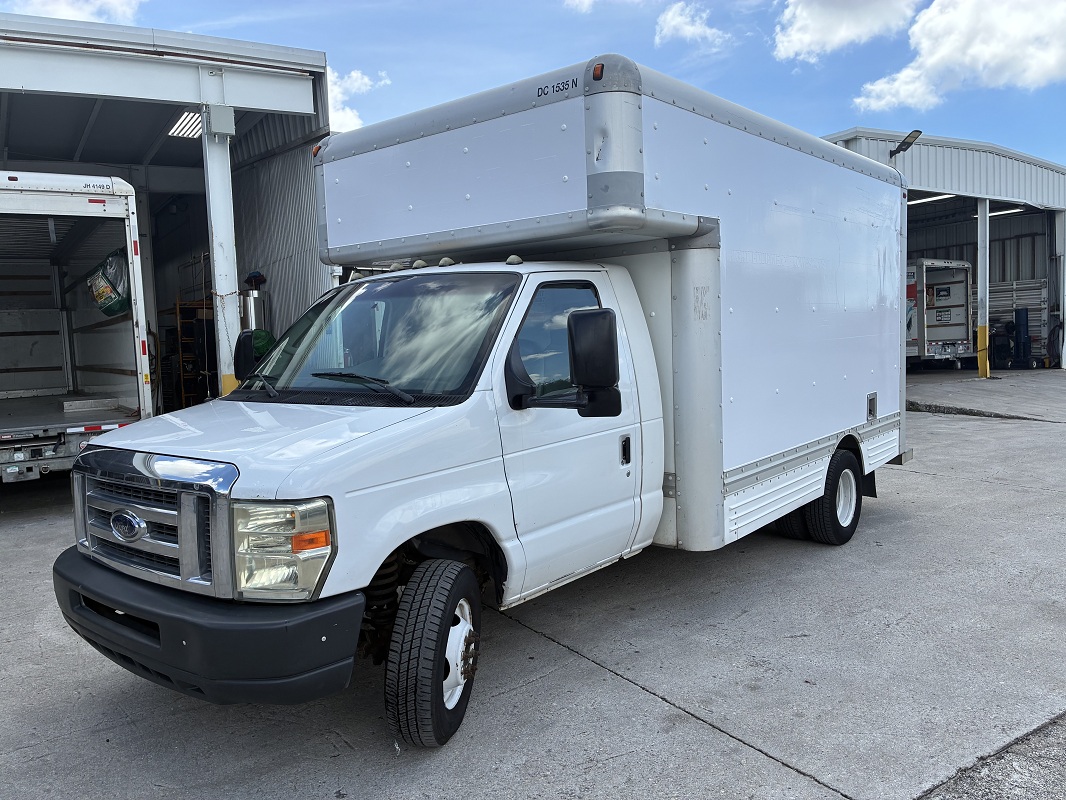 Camión con caja de 201014 ft usado a la venta