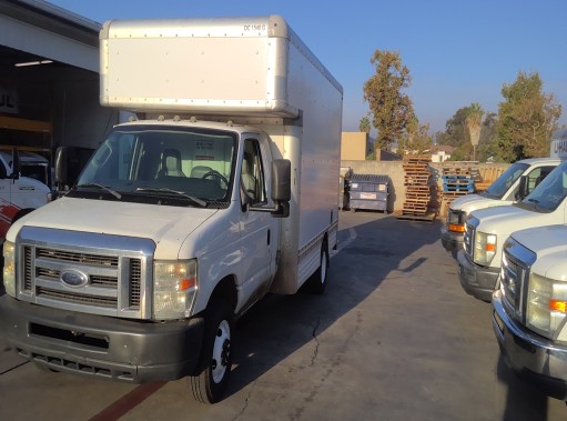 Camión con caja de 201214 ft usado a la venta