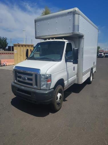 Camión con caja de 200814 ft usado a la venta