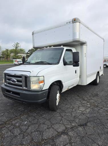 Camión con caja de 200814 ft usado a la venta
