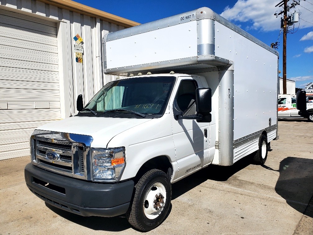 Camion usagé avec fourgon 2008 14 pi à vendre