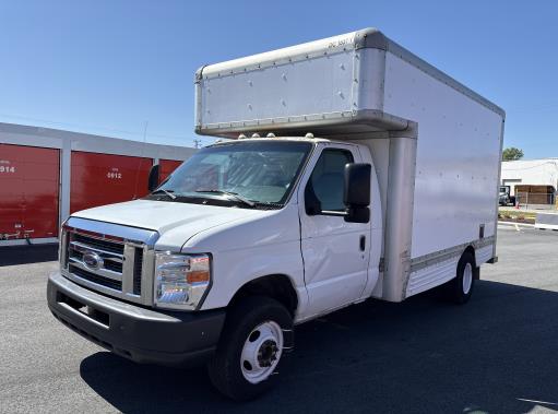 Camión con caja de 200814 ft usado a la venta