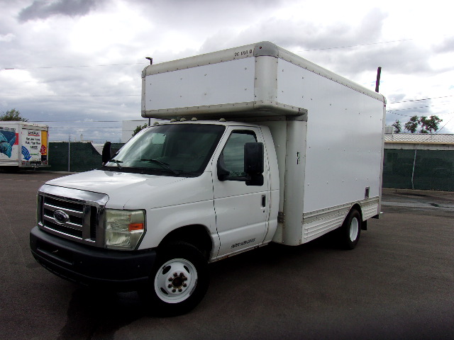 Camion usagé avec fourgon 2009 14&nbsp;pi à vendre