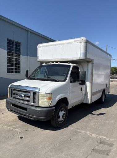 Camion usagé avec fourgon 2008 14 pi à vendre