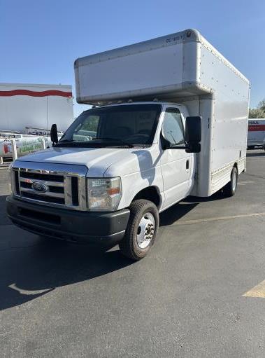 Camión con caja de 200814 ft usado a la venta