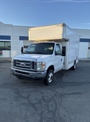 Camion usagé avec fourgon 2012 14&nbsp;pi à vendre