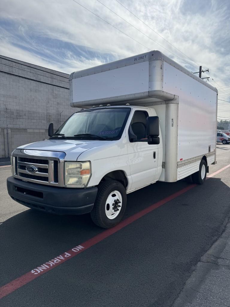 Camión con caja de 200814 ft usado a la venta