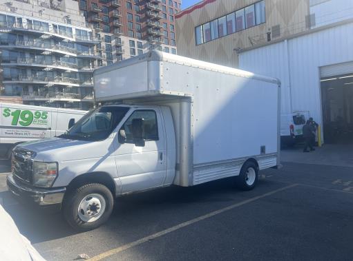 Camión con caja de 200814 ft usado a la venta