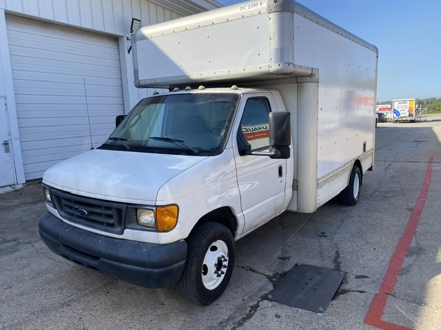 Camion usagé avec fourgon 2007 14 pi à vendre