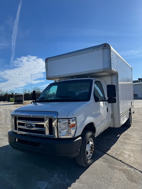Camion usagé avec fourgon 2008 14 pi à vendre