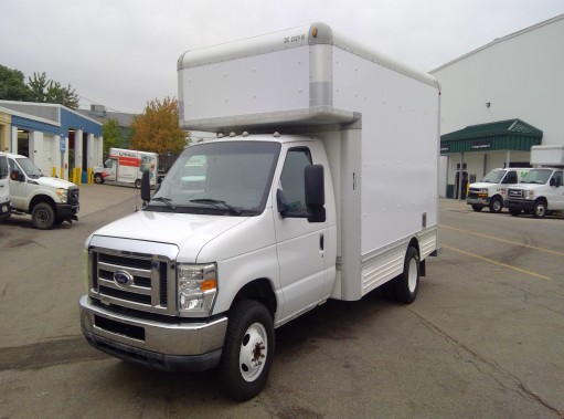 Camion usagé avec fourgon 2010 14&nbsp;pi à vendre