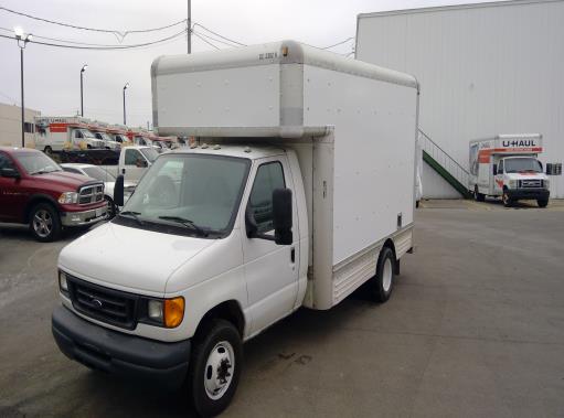 Camion usagé avec fourgon 2007 14 pi à vendre