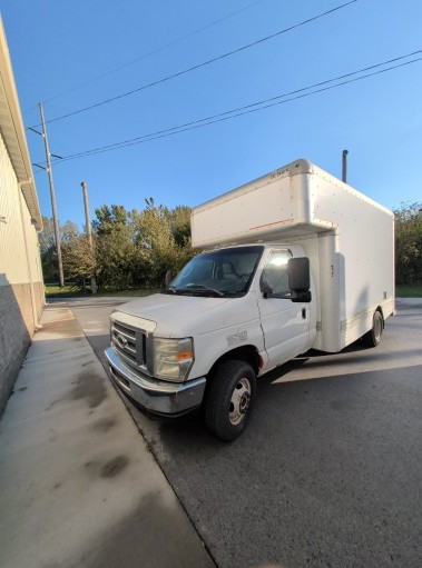 Camión con caja de 201014 ft usado a la venta