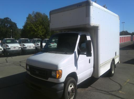 Camion usagé avec fourgon 2007 14 pi à vendre