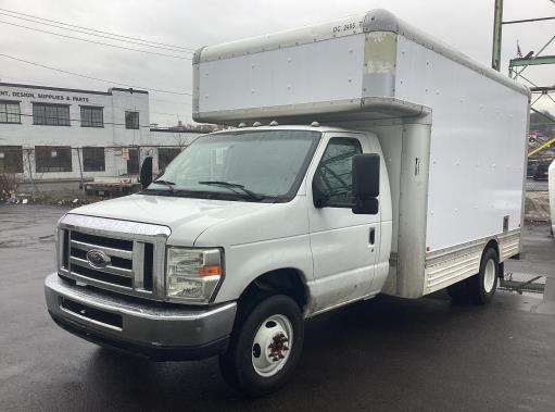 Camión con caja de 200814 ft usado a la venta