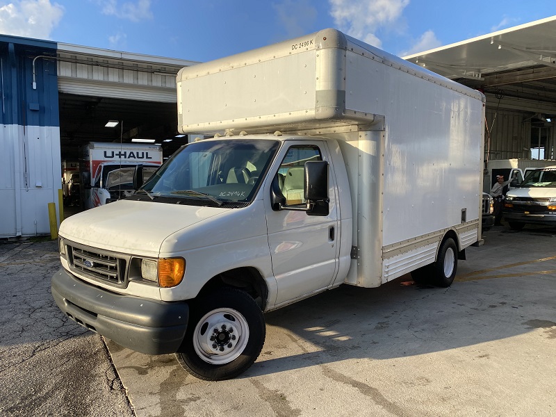 Camion usagé avec fourgon 2007 14 pi à vendre