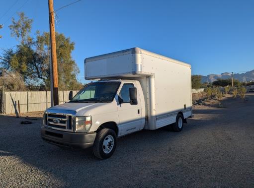 Camión con caja de 200814 ft usado a la venta