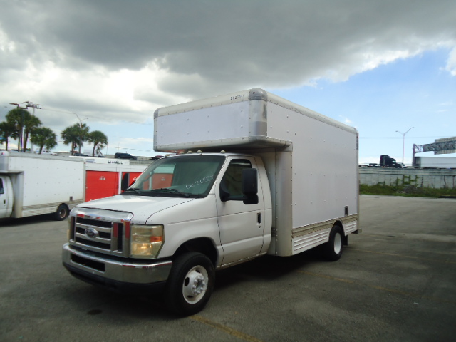 Camion usagé avec fourgon 2008 14 pi à vendre