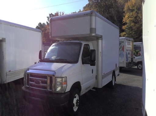Camion usagé avec fourgon 2010 14&nbsp;pi à vendre