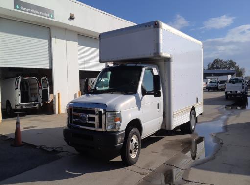 Camion usagé avec fourgon 2008 14 pi à vendre