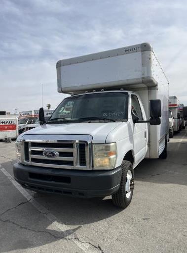 Camión con caja de 200814 ft usado a la venta