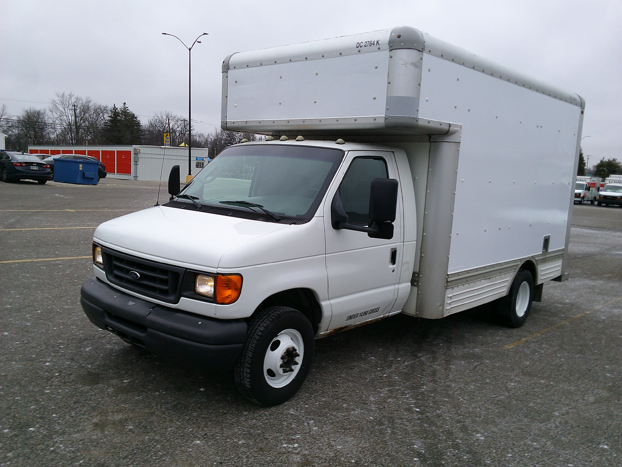 Camión con caja de 200714 ft usado a la venta